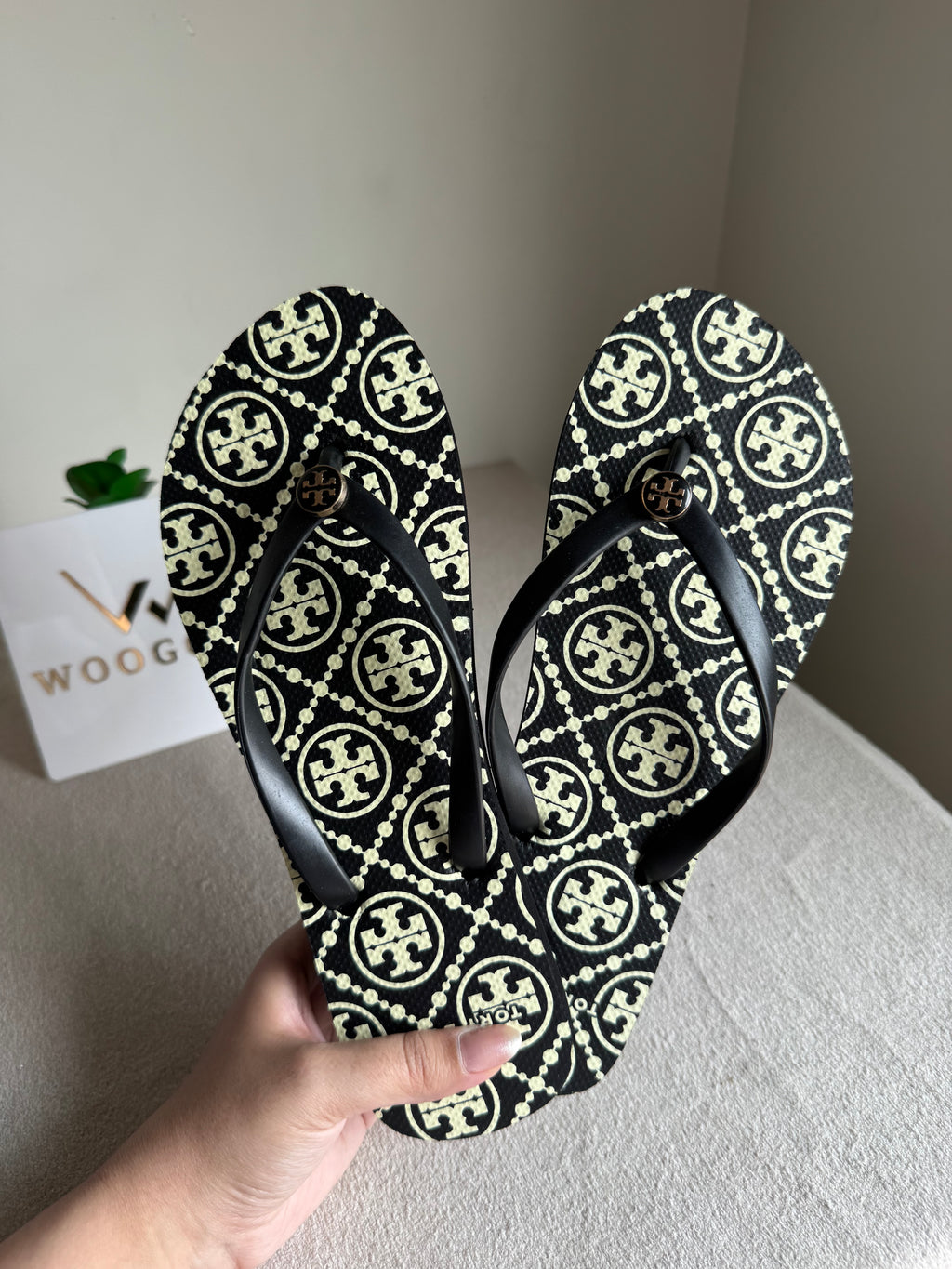 Classic Tory Burch Black & White Comfy Flip Flops