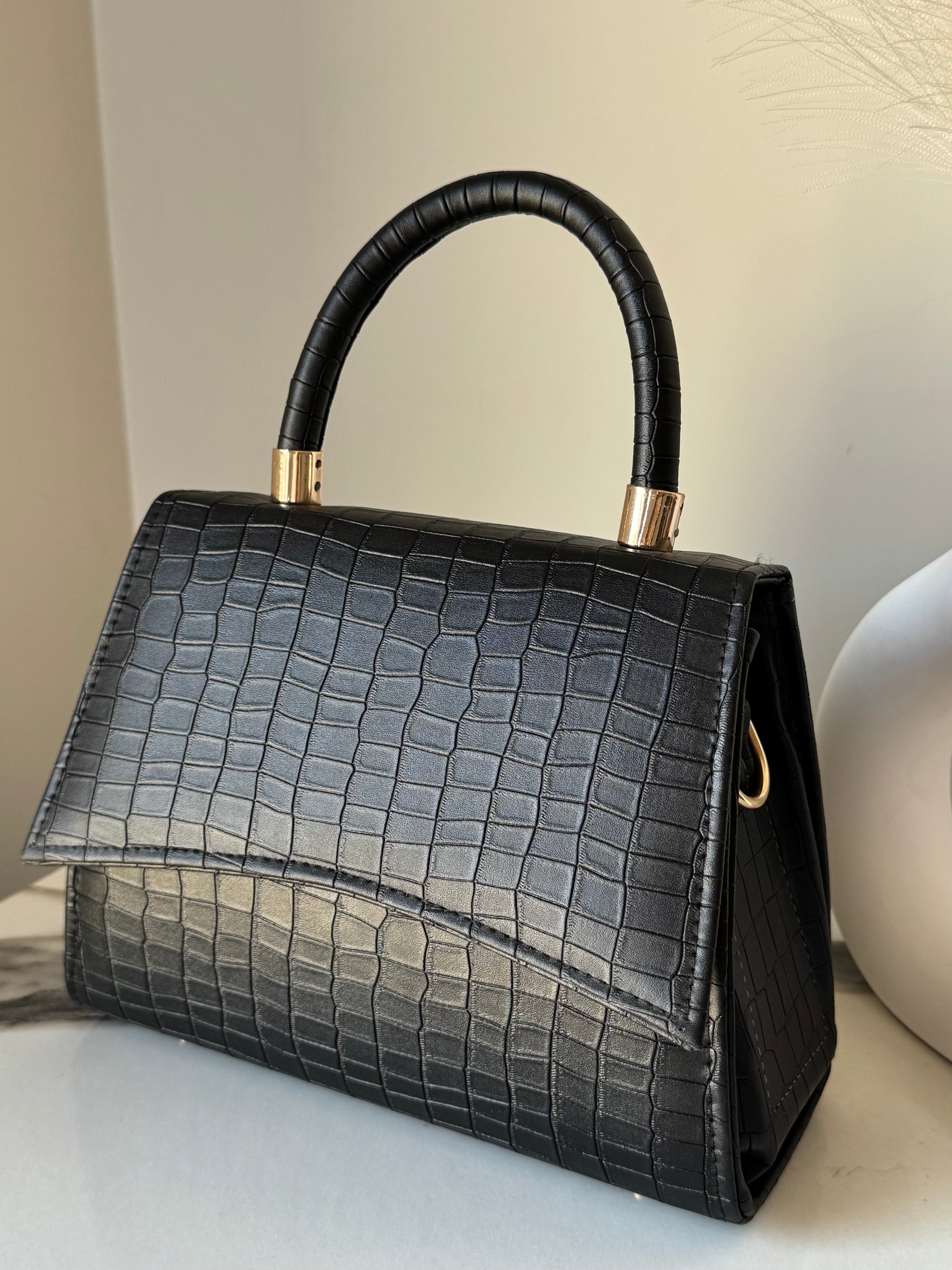 Elara Classic Bag with Strap - Black