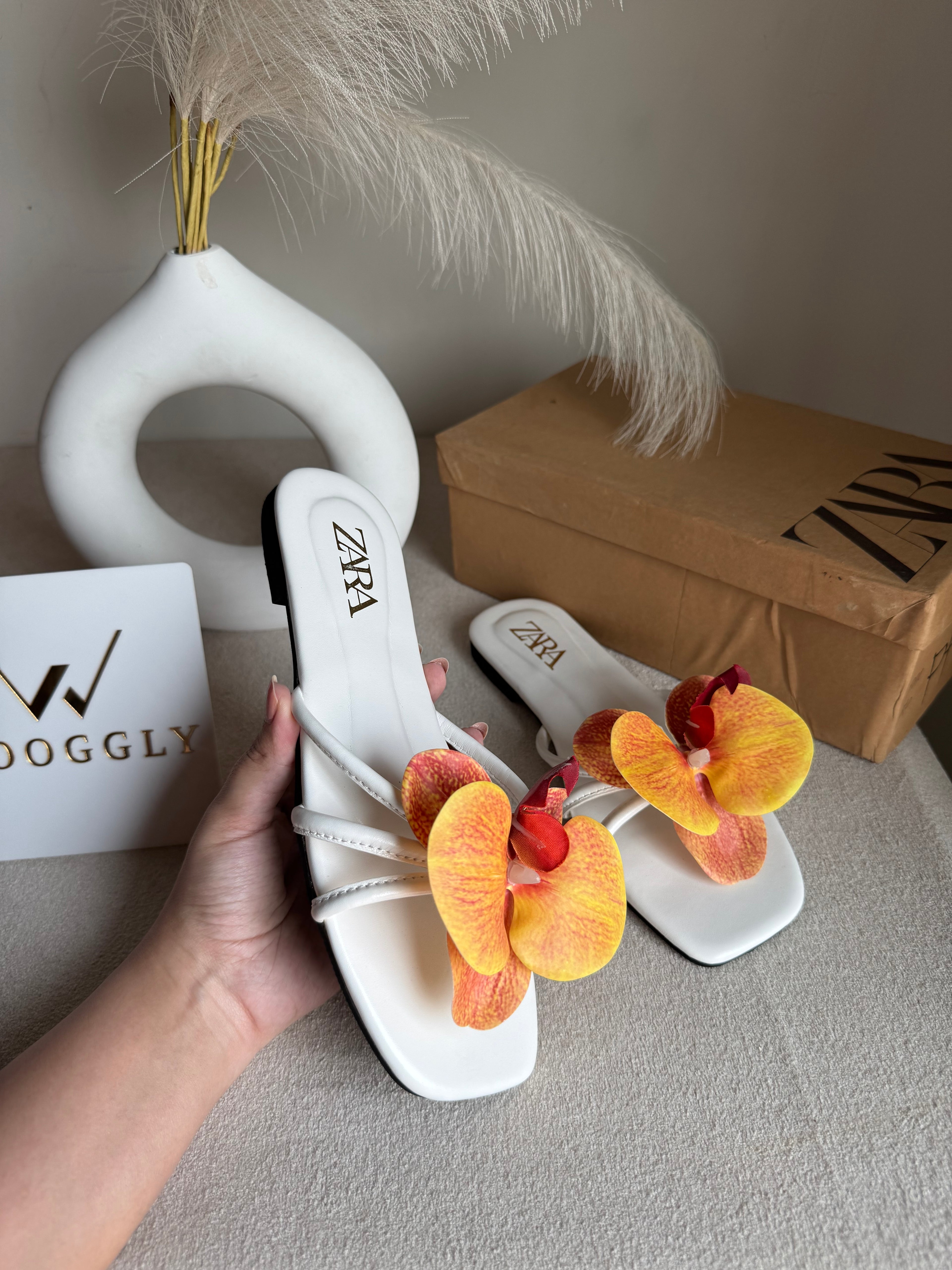 VIRAL FLOWER SLIDES - White with Orangish Red