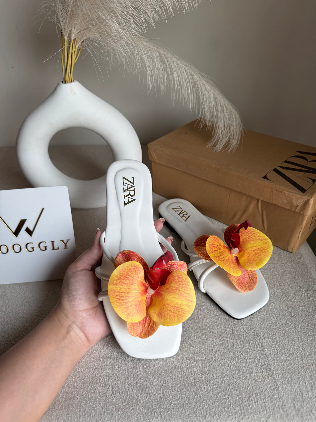 VIRAL FLOWER SLIDES - White with Orangish Red