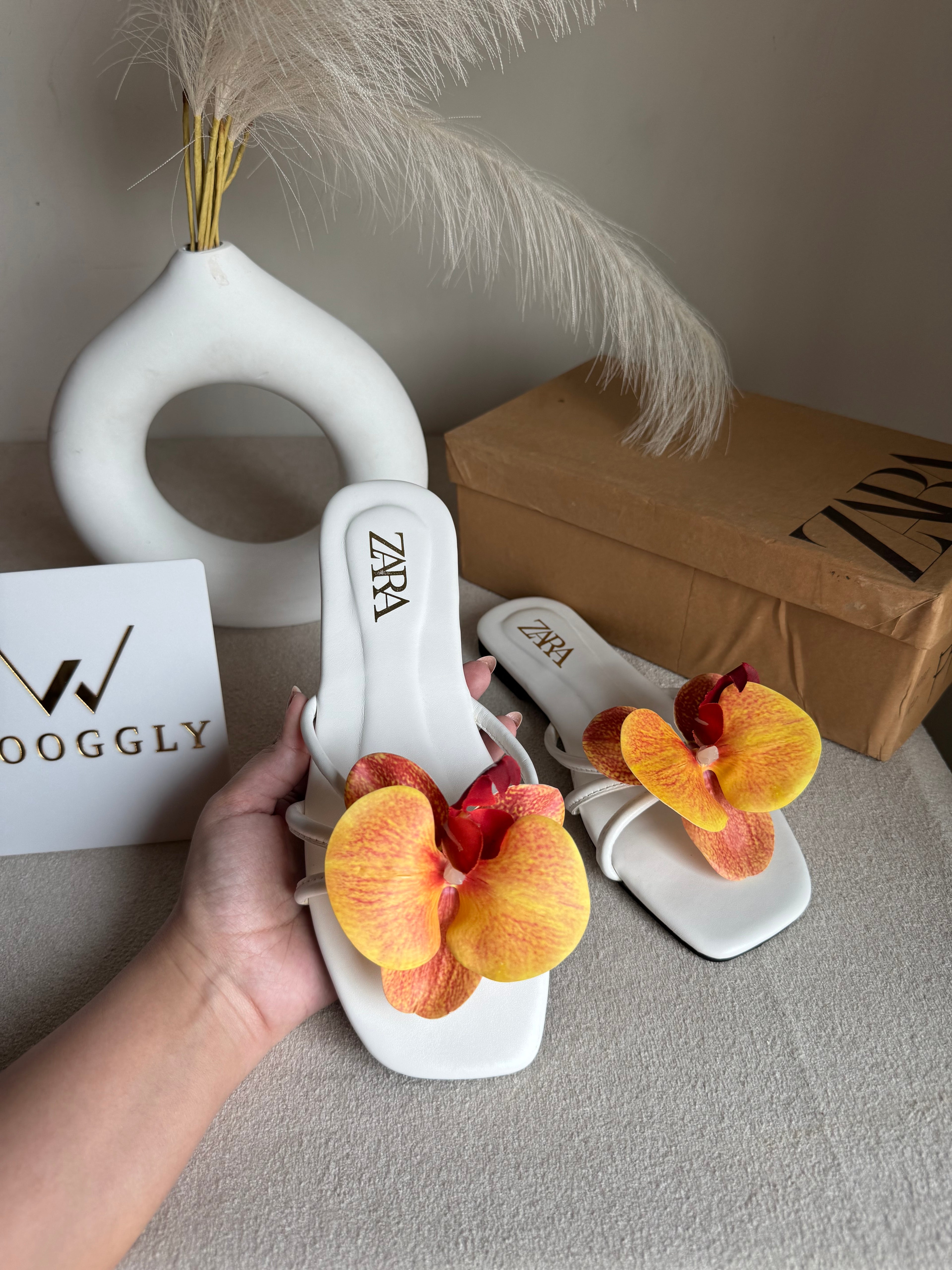VIRAL FLOWER SLIDES - White with Orangish Red