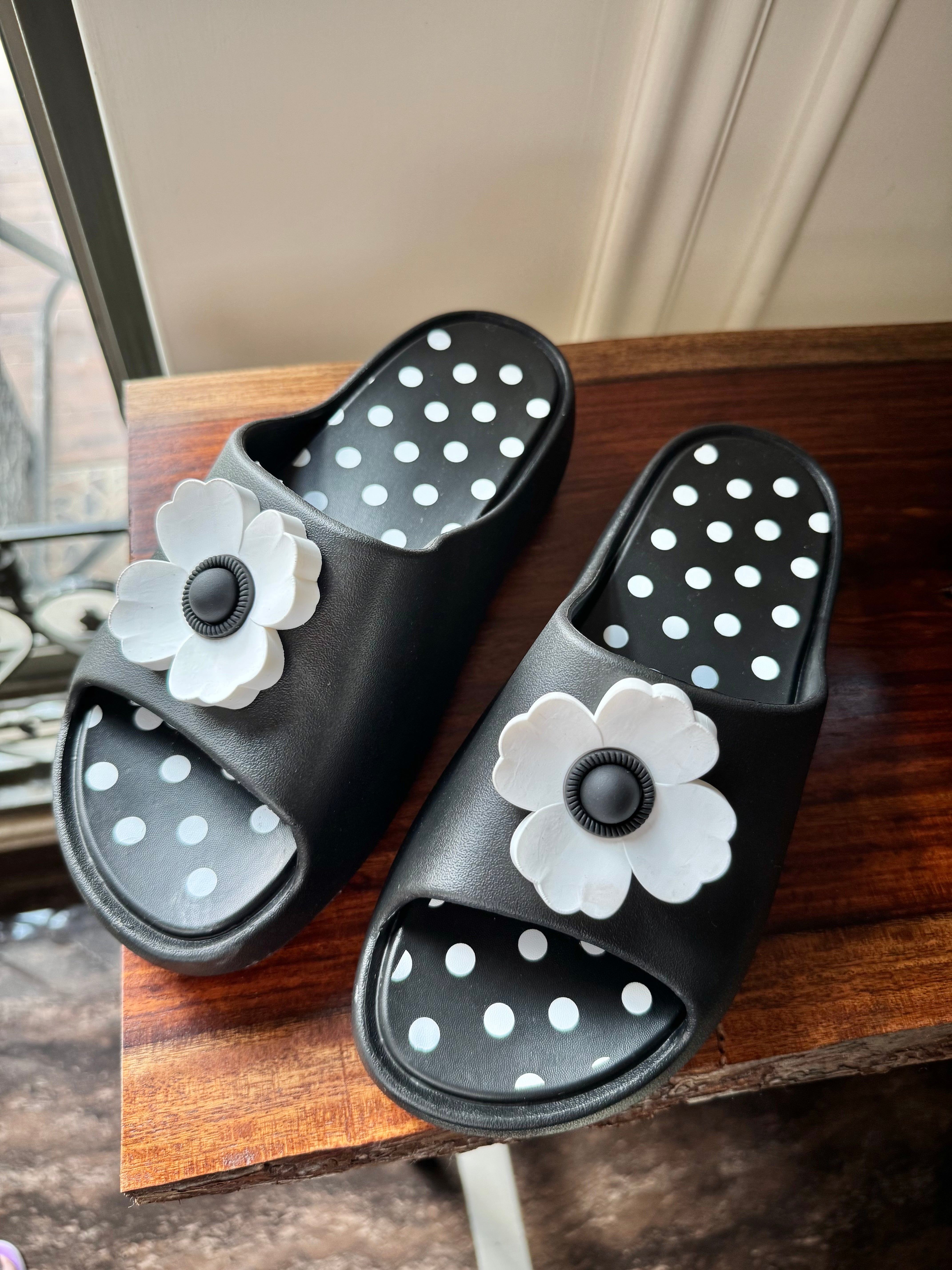 Soft Floral Slides - Black & White