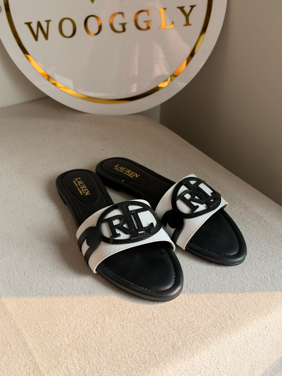 Minimalist Medallion Slides - Black