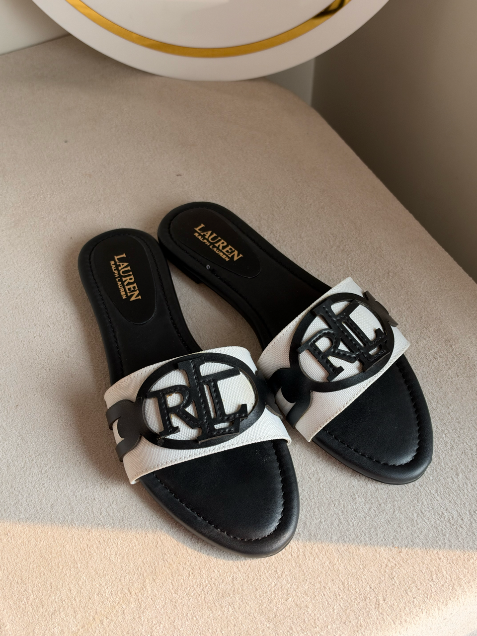 Minimalist Medallion Slides - Black