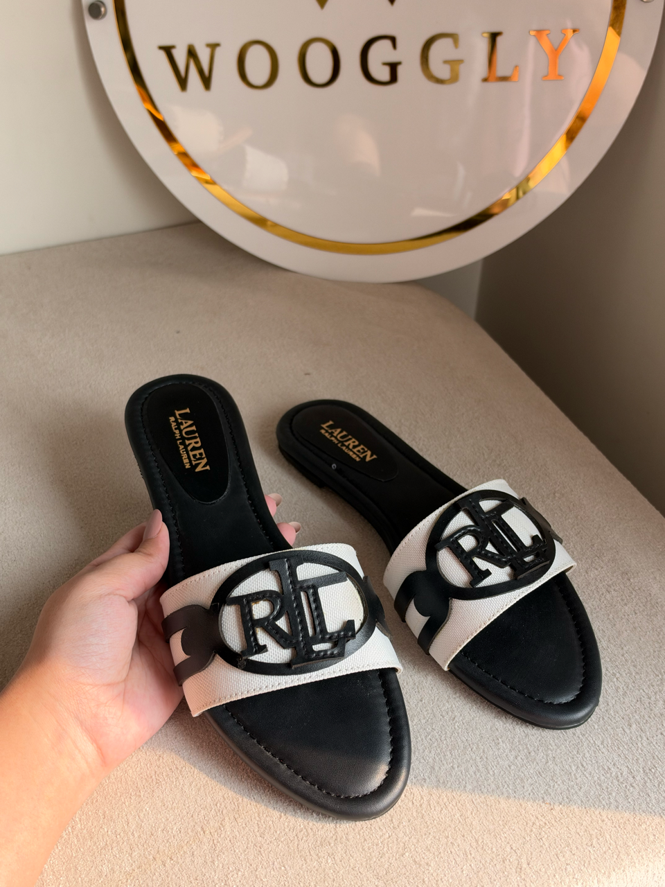 Minimalist Medallion Slides - Black