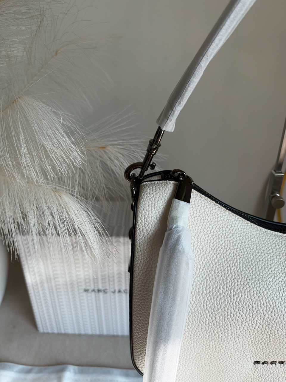 Drifter Convertible Shoulder Bag With Box Packing - Off White
